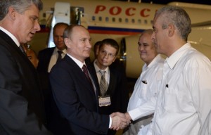 Владимир Путин во время встречи в аэропорту имени Хосе Марти