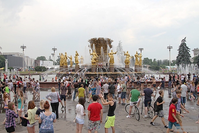 Фестиваль на вднх сегодня. ВДНХ праздник. Турист ВДНХ. ВДНХ фото людей.