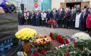 Возложение цветов к памятнику жертвам трагедии в Беслане