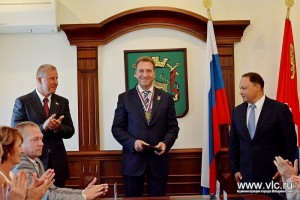 Игорь Пушкарев вручил Игорь Шувалову знак, медаль, ленту, удостоверение и диплом почетного гражданина