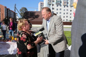 Николай Цуканов вручил ключи от новых квартир «аварийщикам»