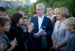 Осмотр благоустроенного парка в пойме реки Битцы