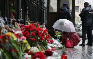 Цветы у посольства Украины в память о погибших в Одессе