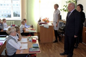Губернатор Магаданской области Владимир Печеный в школе №18 Магадана