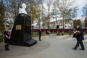 Александр Хорошавин открыл реконструированную площадь