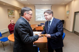 Директор чукотского филиала «ТИНРО-Центр» Андрей Винников и Начальник Департамента сельскохозяйственной политики и природопользования Чукотского АО Леонид Николаев