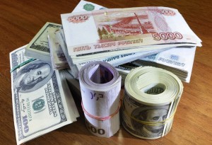 За 2014 год рубль снизился  на 41% к доллару и на 34% к евро.
