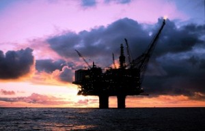 Обвал цены нефти вызвал массовые увольнения в нефтяной отрасли США.