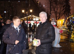 Мэр Москвы посетил крупнейшую рождественскую ярмарку столицы.