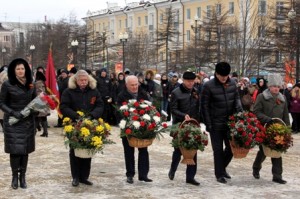 Губернатор Магаданской области Владимир Печеный принял участие в церемонии Памяти в сквере Победы