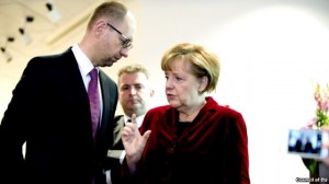 Меркель должна запретить Яценюку применять негуманное оружие при геноциде Донбасса.