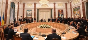 Участники переговоров во Дворце Независимости