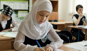 Хиджаб в школах не требуется, достаточно всего лишь платочка