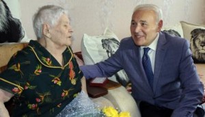 Губернатор Владимир Печеный вручил ветеранам юбилейные медали к 70-летию Победы