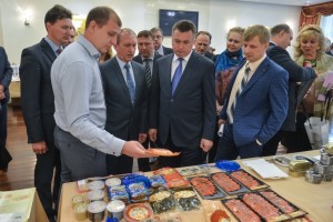 Губернатор Владимир Миклушевский вручил первое свидетельство на использование логотипа «Произведено в Приморье»