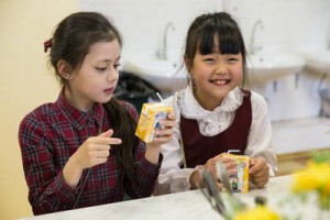 Забота о детях: Сахалинским школьникам начали выдавать молоко