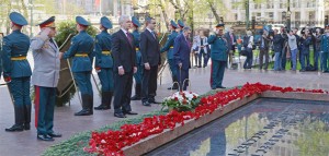 Мэр Москвы Сергей Собянин возложил венки к Могиле Неизвестного Солдата