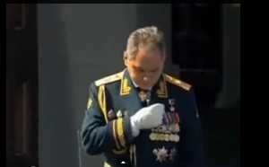 "Коммерсантъ": Почему Шойгу перекрестился перед Парадом Победы