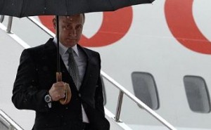 Владимир Путин на трапе самолета в Уфе