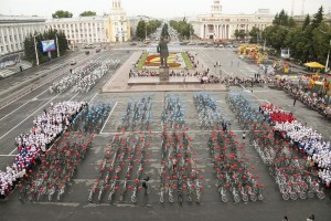 Глава Кемеровской области Аман Тулеев раздал детям Кузбасса 4000 велосипедов