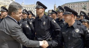 Петр Порошенко и полиция Украины. Украинские полицейские сотнями переходят в МВД ЛНР