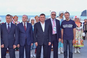 Роман Копин (справа) на открытии проекта «Улица Дальнего Востока»