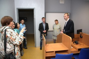 Роман Копин на презентации лингафонного класса