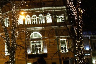 Гирлянды на деревьях