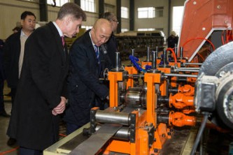 Олег Кожемяко осматривает металлургическое производство