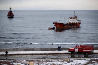 Губернатор Сахалина Олег Кожемяко распорядился ускорить откачку нефтепродуктов с танкера "Надежда"