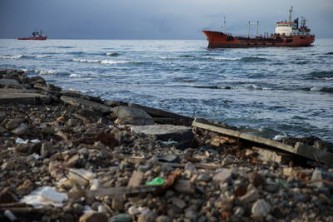 Танкер "Надежда" прочно сидит на мели