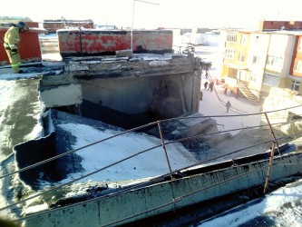 Обрушившаяся крыша на месте ЧП