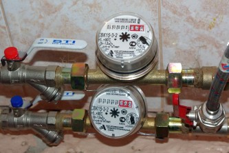 Счетчики расхода горячей и холодной воды.