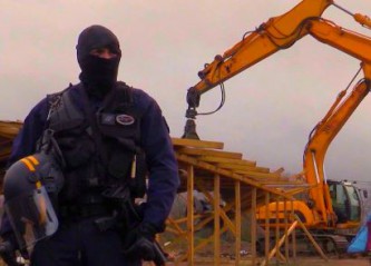 Французская полиция разрушает постройки беженцев