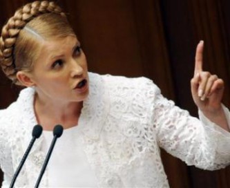 Юлия Тимошенко обвиняет президента в развале страны.
