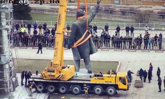 Снос памятника Ленину в Запорожье.