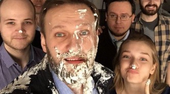 Алексей Навальный получил тортом в лицо