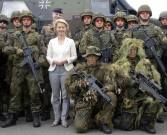 Министр обороны с солдатами Бундесвера