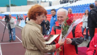 Губернатор Колымы Владимир Печеный вручает награды