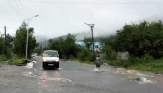 Подтопленные паводком участки частных домов в Магадане 