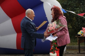Губернатор Владимир Печеный вручает благодарственные письма жителям Магадана