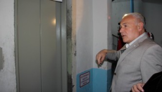 Губернатор Владимир Печеный проверяет работу лифтов