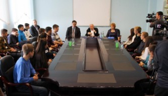 Губернатор Владимир Печеный и сенатор Анатолий Широков на встрече со студентами