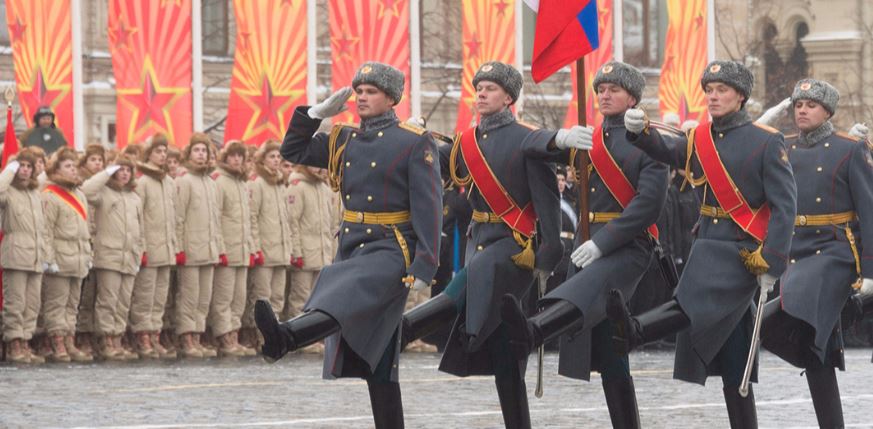 Сер марша. Зимний парад. Марш военных на красной площади. Военный парад зимой. Армия зимой на параде.