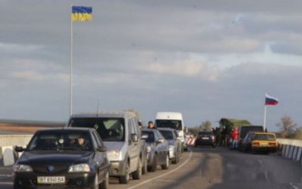 Перемога: Украинский флаг выше российского