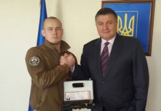 Аваков дарит пистолет "особе"