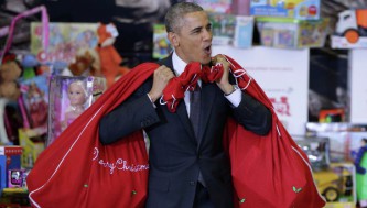 Барак Обама с новогодними подарками