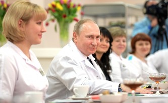Путин побеседовал с коллективом Брянского перинатального центра