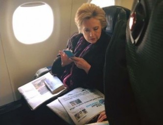 Хиллари Клинтон читает газету