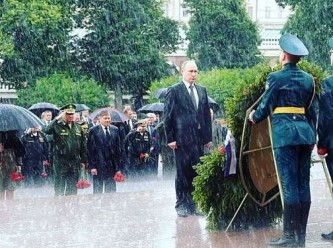 Владимир Путин возложил венок к Могиле Неизвестного солдата под проливным дождем